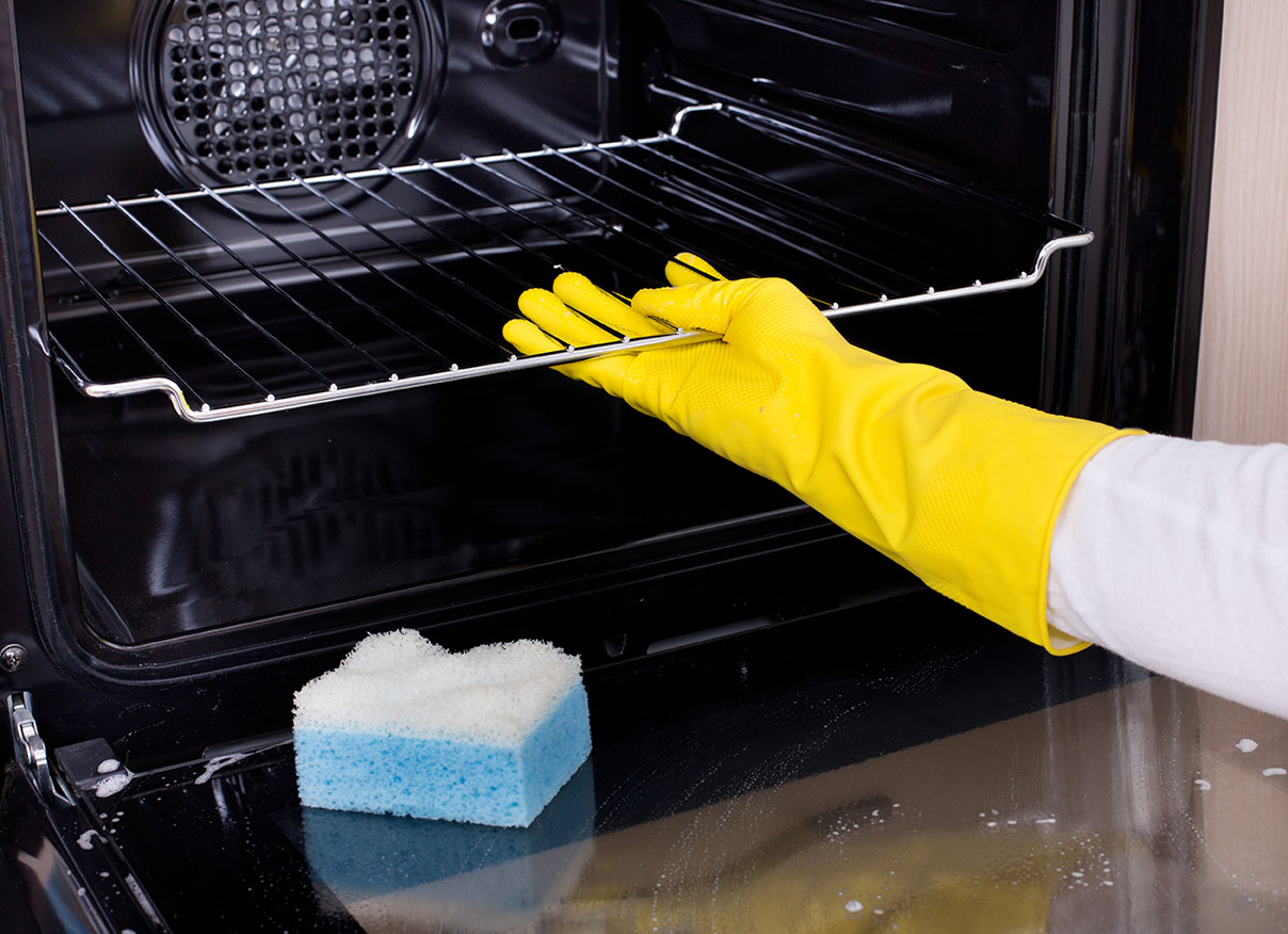 Comment nettoyer efficacement un four sans produits chimiques ?